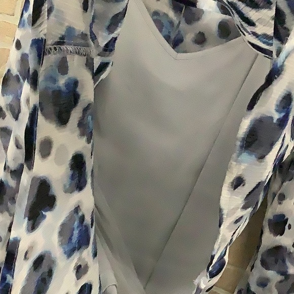 Liz Claiborne - Sz M - 2 layer Blouse with under cami - flowy dye optic dots - Picture 4 of 10